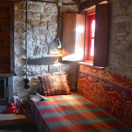 Anemi consists of 7 guest rooms and the “magirio” (the old house’s kitchen room) and it overlooks the highlands of Zagori